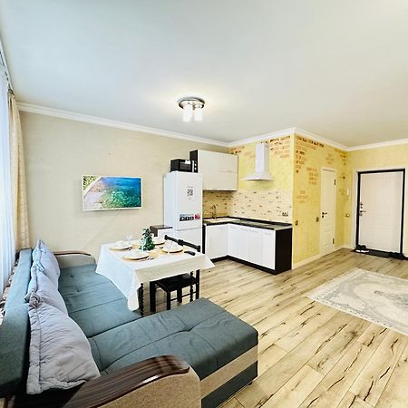 Vostochnyi Park Apartament In The Center Of Almaty Apartman Kültér fotó